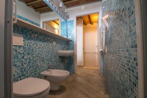 A bathroom at Fattoria Palazzeta - Pet & Family Friendly
