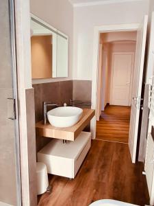 La salle de bains est pourvue d'un lavabo et d'un miroir. dans l'établissement The Square of Miracles Apartment, à Pise
