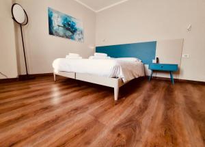 una camera con letto e tavolo blu di The Square of Miracles Apartment a Pisa