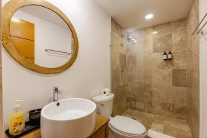 Et badeværelse på Ocean Plaza by Zamá Homes + 91 billeder