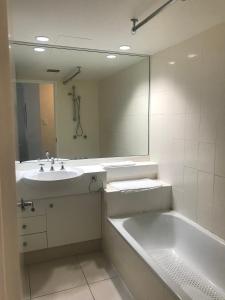 Ένα μπάνιο στο Anchor Down Holiday Apartments