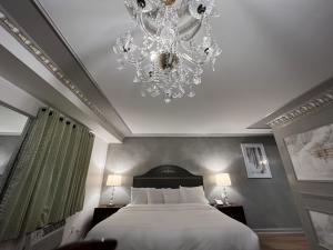 Un pat sau paturi într-o cameră la Chateau Suites