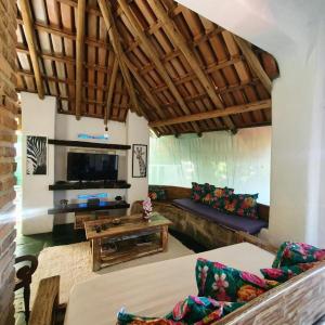 uma sala de estar com um sofá e uma mesa em Casa Eco Vila em Trancoso