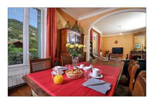 comedor con mesa y mantel rojo en La Renardière, en Saint-Sauveur-de-Montagut