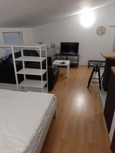 Posteľ alebo postele v izbe v ubytovaní Studio in Dramalj 42063