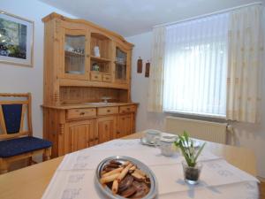 una cocina con una mesa con un tazón de comida. en Holiday home in Ramsbeck with garden en Bestwig