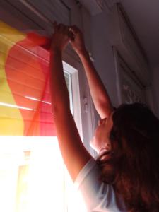 un hombre con los brazos en el aire junto a una ventana en mate! Hostel en Córdoba