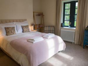 Ένα ή περισσότερα κρεβάτια σε δωμάτιο στο Stunning Edinburgh 1820s stables converted house