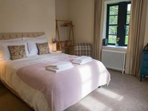 A bed or beds in a room at Stunning Edinburgh 1820s stables converted house