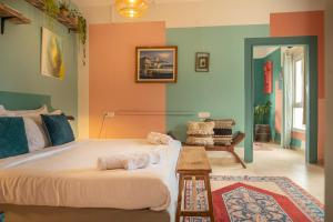 ein Schlafzimmer mit einem großen Bett mit farbenfrohen Wänden in der Unterkunft Mantur Beit Oren by Selina in Kibbuz Beit Oren
