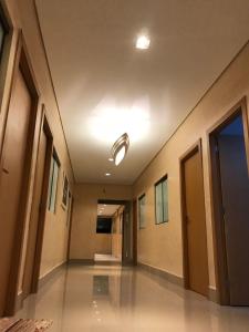 un pasillo de un edificio de oficinas con una luz en el techo en Suites Stival Centro, en Goiânia