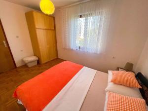 Posteľ alebo postele v izbe v ubytovaní Apartment in Jadranovo 42259