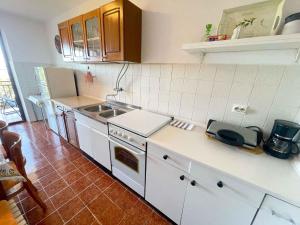 Kuchyňa alebo kuchynka v ubytovaní Apartment in Jadranovo 42259