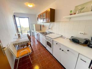 Kuchyňa alebo kuchynka v ubytovaní Apartment in Jadranovo 42259