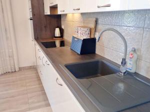 Fotografie z fotogalerie ubytování Apartment in Jasenice 42083 v destinaci Jasenice
