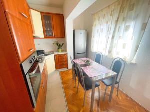 Kuchyňa alebo kuchynka v ubytovaní Apartment in Dramalj 42057