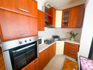 Kuchyňa alebo kuchynka v ubytovaní Apartment in Dramalj 42057