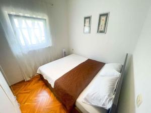 Posteľ alebo postele v izbe v ubytovaní Apartment in Dramalj 42057
