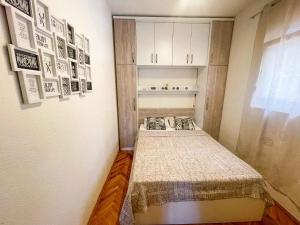 Posteľ alebo postele v izbe v ubytovaní Apartment in Dramalj 42057