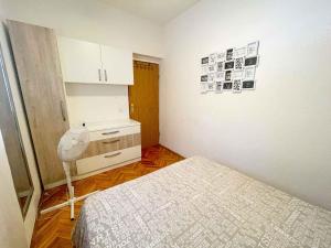 Posteľ alebo postele v izbe v ubytovaní Apartment in Dramalj 42057