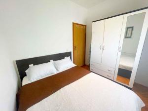 Posteľ alebo postele v izbe v ubytovaní Apartment in Dramalj 42057