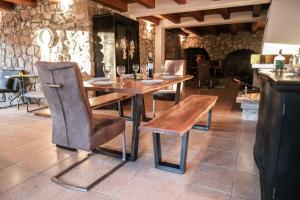 einen Holztisch und Stühle in einem Zimmer mit einer Steinmauer in der Unterkunft Holiday home in Vrbnik - Insel Krk 42239 in Vrbnik