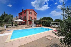 Bazén v ubytovaní Holiday home in Vrbnik - Insel Krk 42239 alebo v jeho blízkosti