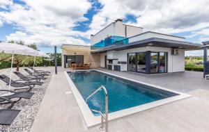 uma casa com piscina em frente a uma casa em Holiday home in Radosi kod Visnjana - Istrien 42140 em Radossi