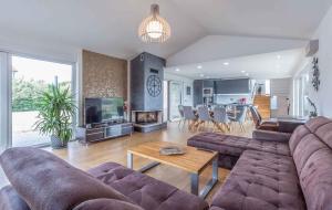 uma sala de estar com um sofá e uma mesa em Holiday home in Radosi kod Visnjana - Istrien 42140 em Radossi