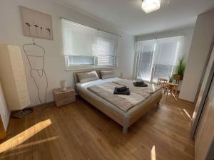 マリンスカにあるHoliday home in Malinska - Insel Krk 42210の窓付きの部屋にベッド付きのベッドルーム1室があります。