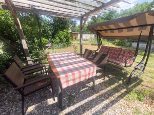 Vonkajšia záhrada v ubytovaní Apartments in Jadranovo 42066
