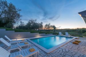 Bazén v ubytovaní Holiday home in Buroli - Istrien 41753 alebo v jeho blízkosti