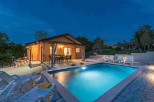 Bazén v ubytovaní Holiday home in Buroli - Istrien 41753 alebo v jeho blízkosti