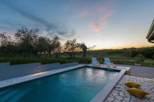 Bazén v ubytovaní Holiday home in Buroli - Istrien 41753 alebo v jeho blízkosti
