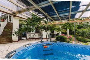 Bazén v ubytovaní Apartments in Klimno - Insel Krk 42235 alebo v jeho blízkosti