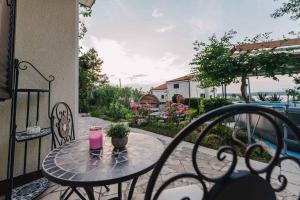 Balkón alebo terasa v ubytovaní Apartments in Klimno - Insel Krk 42235 + 1 fotografia