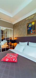 1 dormitorio con 2 camas blancas y manta roja en Hoffmann Residence en Svetlogorsk