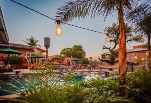 uma piscina com pessoas num resort em Selina Bonito em Bonito
