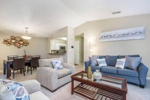 a living room with a blue couch and a table at Charming Apartment with Wi-Fi in Charlotte