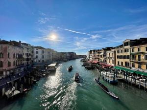 - Vistas a un canal con barcos en el agua en Hayez Rooms, en Venecia