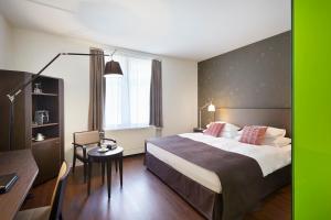 A bed or beds in a room at Sorell Hotel Rütli