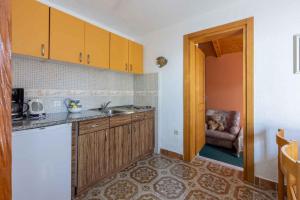 uma cozinha com um lavatório e uma bancada em Apartment in Crikvenica 42252 em Crikvenica