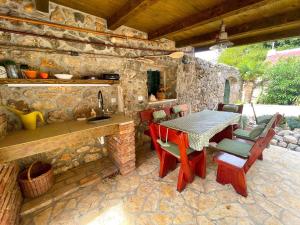 Ein Restaurant oder anderes Speiselokal in der Unterkunft Holiday home in Bribir 42275 