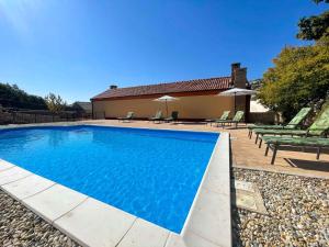 Bazén v ubytování Holiday home in Drivenik 42242 nebo v jeho okolí