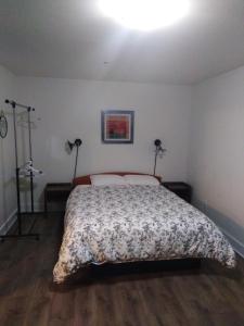 Black Rooster Guesthouse tesisinde bir odada yatak veya yataklar
