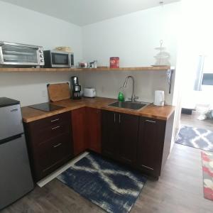 Black Rooster Guesthouse tesisinde mutfak veya mini mutfak