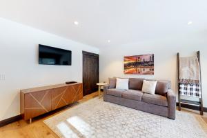 a living room with a couch and a tv at Maison de Montagne in Incline Village