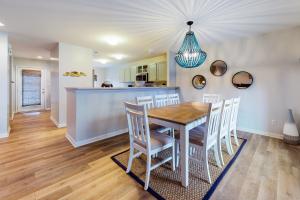 Η κουζίνα ή μικρή κουζίνα στο Sea Colony --- 56137 Pine Cone Lane