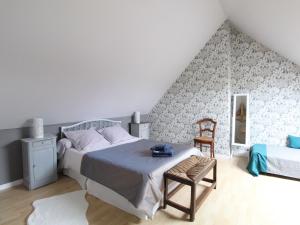 เตียงในห้องที่ Gîte Blaison-Saint-Sulpice, 2 pièces, 3 personnes - FR-1-622-23