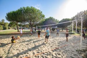 un grupo de personas jugando al fútbol en una playa en Holiday Homes in Piombino - Toskana 42359, en Piombino